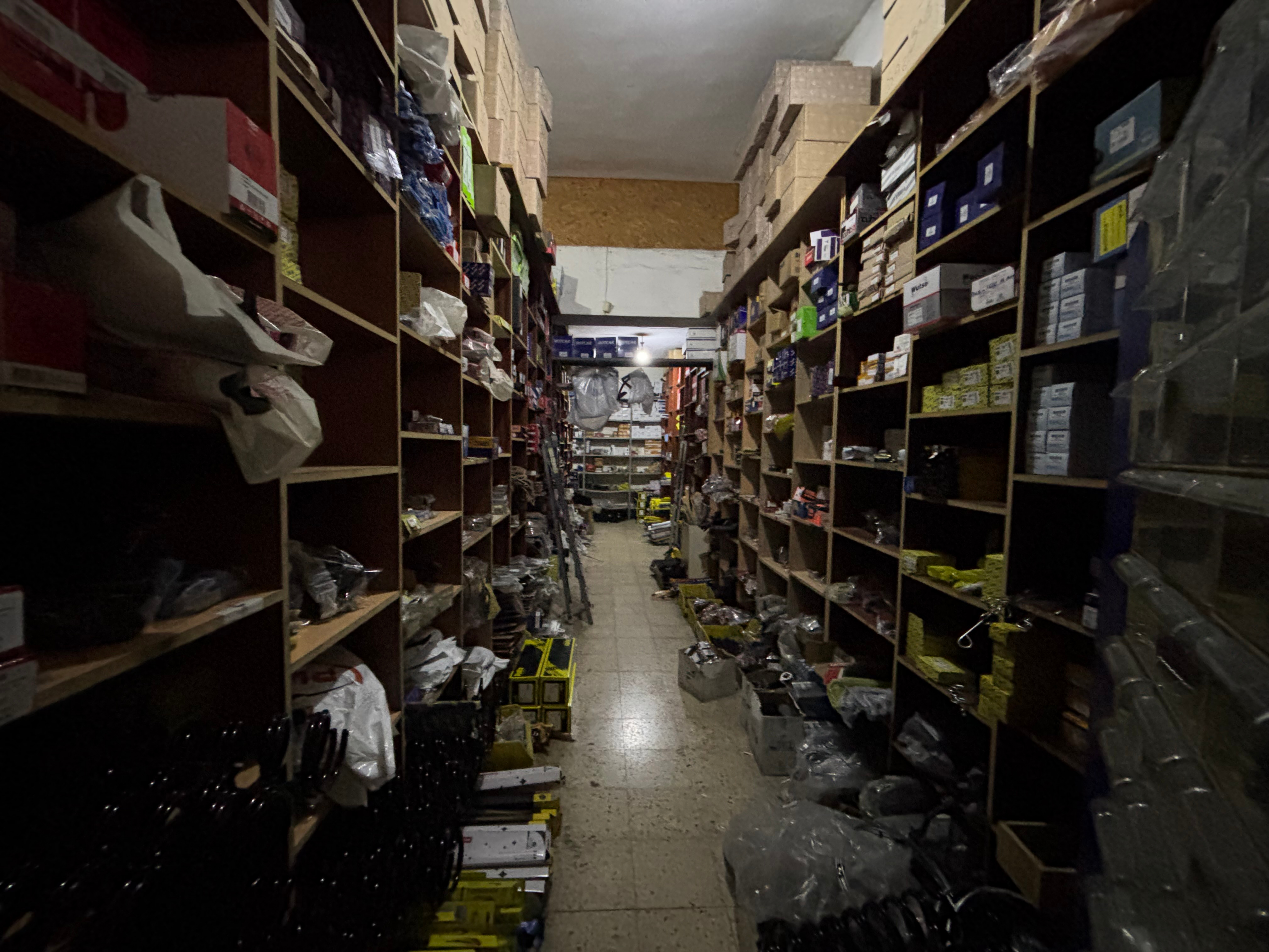 Akmanlar Oto Yedek Parça mağaza içi